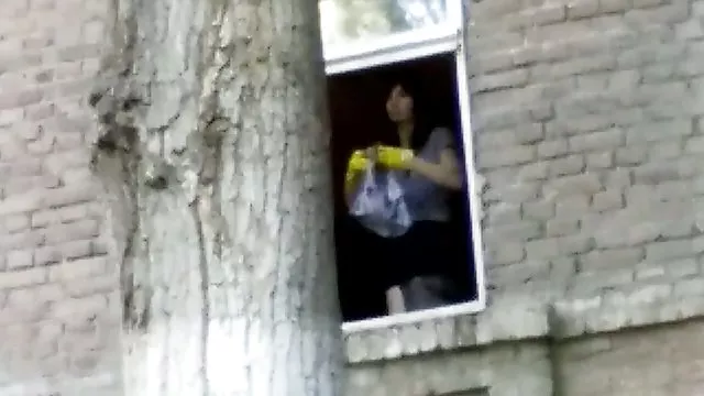 哥德在网上抽搐了两个荡妇,然后来到他的妻子。班长的婊子要求继续,妻子决定给他们看口交大师班,把丈夫的阴茎塞进嘴里,做一个优秀的苏
