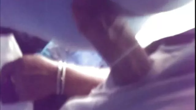 兴奋的胡子男子舔女友的屁外,并在镜头前搞砸