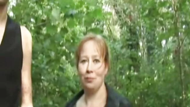 一个用肛门软木塞的婊子来到邻居去操