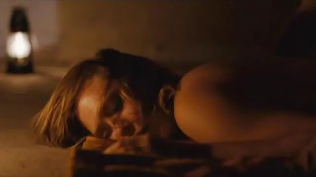 成熟的男人乱搞红头发的女孩和饲料她的精子