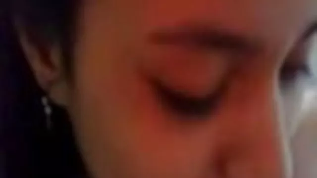两个美丽的小鸡和一个性感的雄性