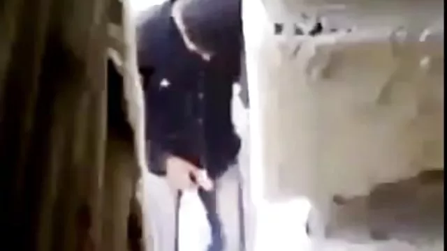 婊子把他的新人变成一个令人垂涎的屁股。花花公子是准备这一轮的事件,扑向她,撕下她的衣服的其余部分,并吹到