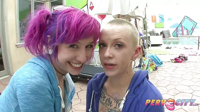 贪婪的人不应该拒绝,他带来了面包屑到他的家,让他们有乐趣的女同性恋亲吻和温柔