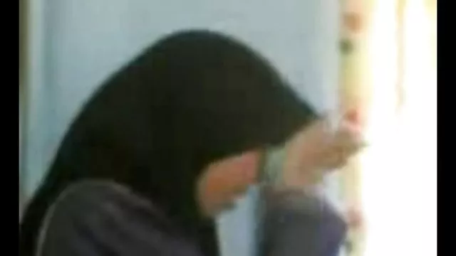 一个年轻的学生爬上桌子上,开始吮吸教学和在肛门