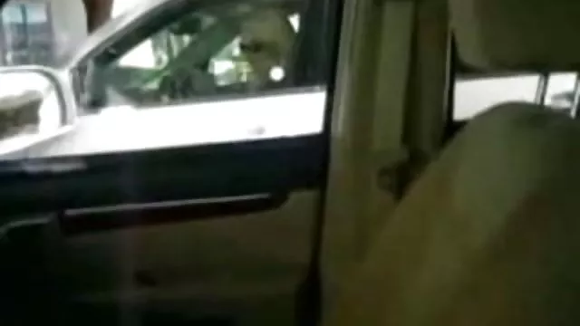 年轻的小鸡手淫在汽车