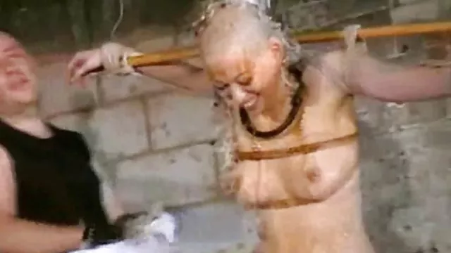男人喝了一个德国女人,有一个硬的