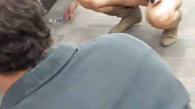 激情性感的女同性恋有性别在台球桌上