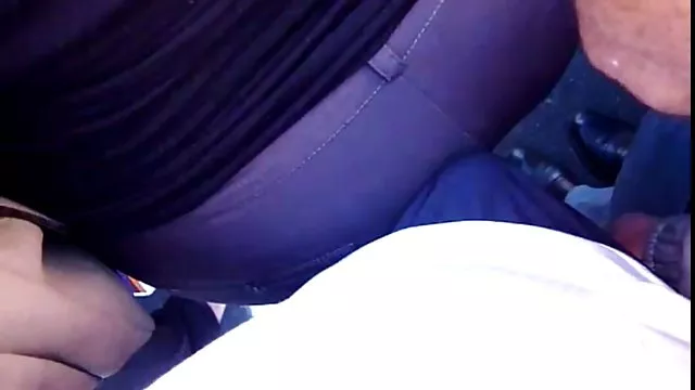 哥德在厨房的黑发地板上