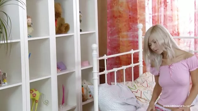 成熟的婊子有乐趣在妓院与客户