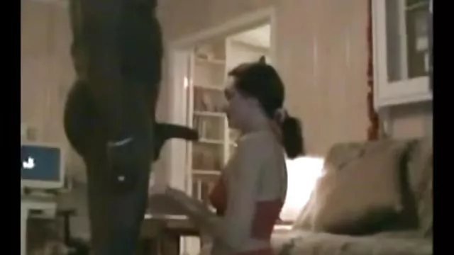 穿白色内裤的婊子舔着她朋友的屁股