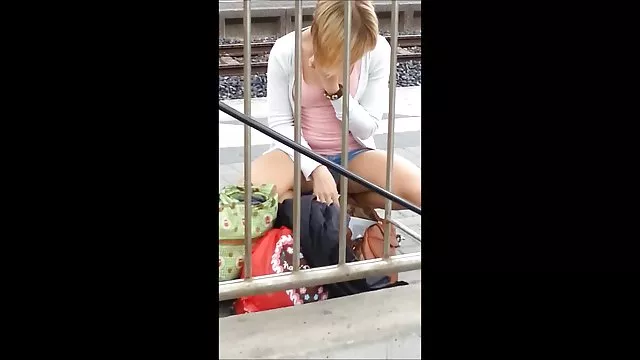 斯托亚克抓住了厨房里的家伙,毫不犹豫地解开了宽度,种植了他的年轻妻子