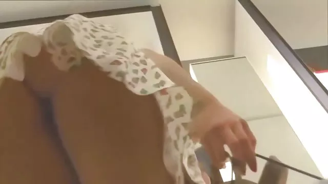 黑人与一个巨大的,黑色的阴茎穿透一个瘦小女孩的吱吱声