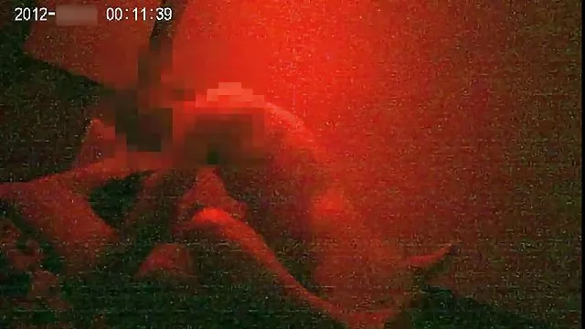 脂肪 金发女郎 与大的 tit-strap 乱搞与 性感的 gigolo