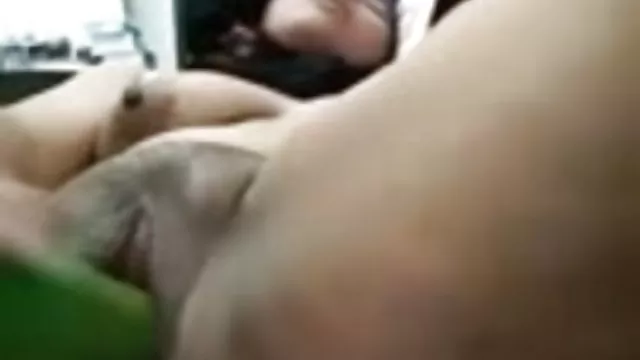 成熟的阿拉伯扔他的兔子去干一个美丽的金发女郎