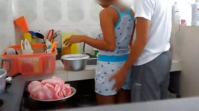 艾莉和安吉的小妞乱搞一个家伙在点击