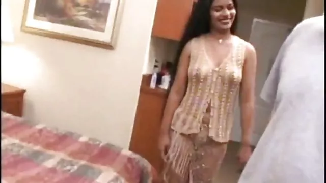 一个年轻的亚洲女人摩根·李的洞里有两个大胖子