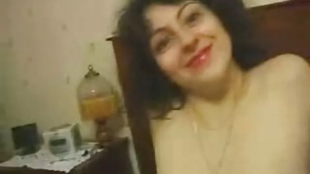 两个年轻的性感小鸡吮吸一个男人的鸡巴和操他
