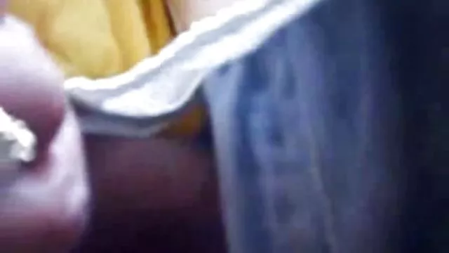 性感的婴儿吸了一个巨大的黑色迪克,结束了在嘴唇上