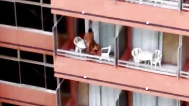 年轻的婴儿唤醒的家伙与一个温柔的地雷和乱搞肛门