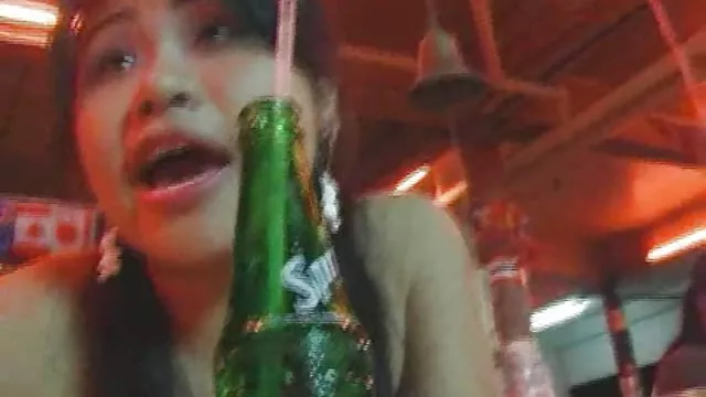 女同性恋朱莉娅·安舔了朋友的吱吱声