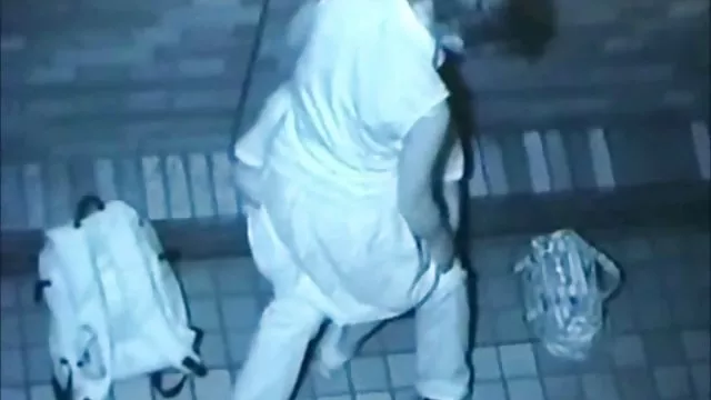丰满的荡妇乱搞肛门与两个工人从对面的房子