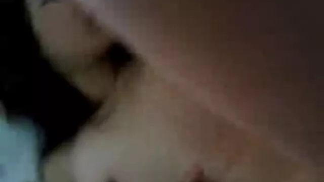 被宠坏的学生喜欢乱搞,并决定引诱一个老园丁,该名男子被激怒了,但后来改变了主意,在肛门上搞砸了女孩