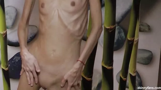 首先,穿着泳衣的年轻美女用甜美的嘴唇给他一个热表演,然后转过身来,允许她穿孔进入