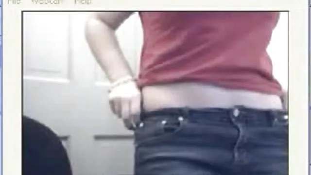 首先,女警察色情姿势被拘留的男孩,并取笑他们的洞,然后给他们通过格栅上