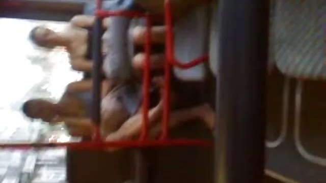 两个可爱的婴儿学生乱搞在自然与一个成熟的男性肛门