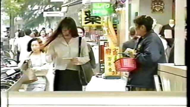 年轻的 美女 搞砸 和 抽 搐 她的 猫