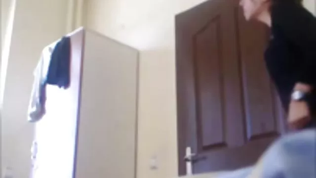 年轻的 小鸡 后 干 有 一个 拉伸 的 阴道