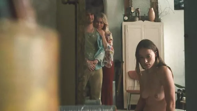 性感的金发女郎与坐式吸吮一个胖家伙的迪克