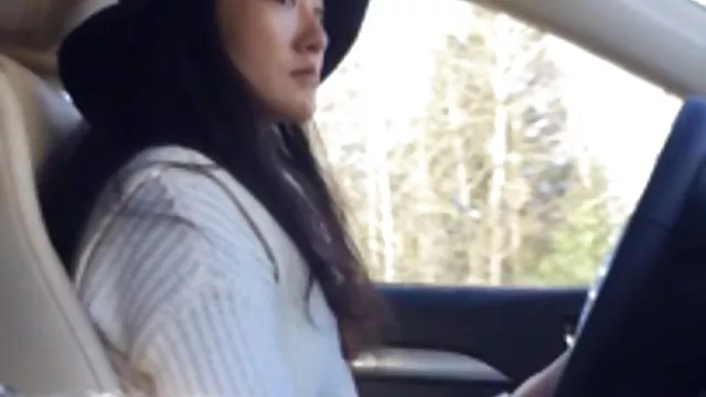 两个热妈妈在床上被一群兴奋的男人