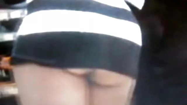 厨房里,有一个男人,两个丰满的婊子挂在他旁边,他只是得到他的胖鸡巴,荡妇会做自己