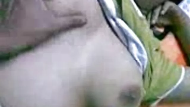 丰满的美女肯德尔欺骗她的男朋友