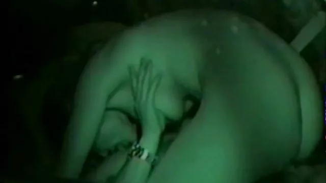 年轻的金发女郎乱搞在一个狭窄的肛门与妈妈的教练