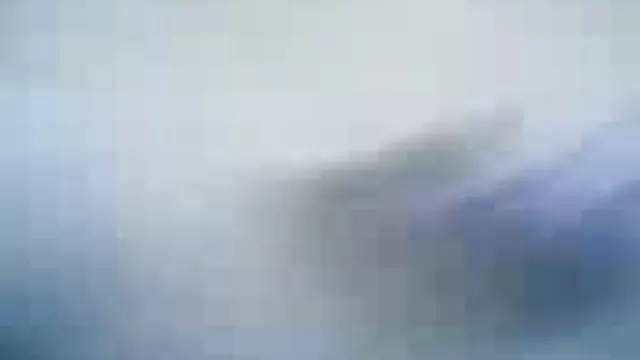 黑发女郎用厚厚的鸡巴给她,舔她的鸡蛋